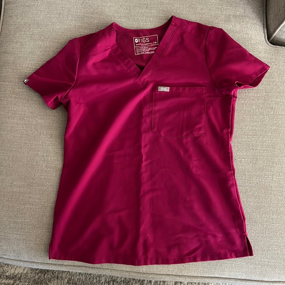 FIGS scrub top XS in magenta